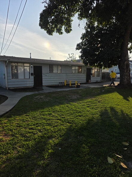 3250 & 3250 1/2 - 3250 1/2 Walnut Grove Ave