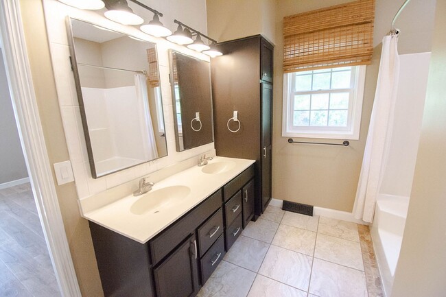 Building Photo - 2107 Ponderosa Dr SW