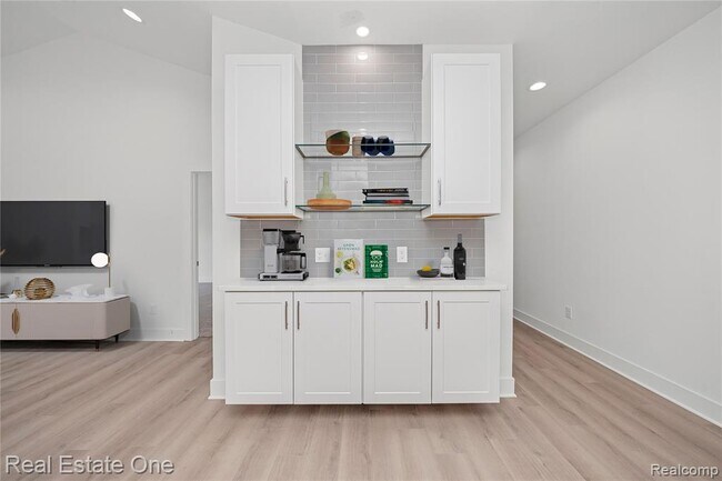 Building Photo - 7453 Village Ct