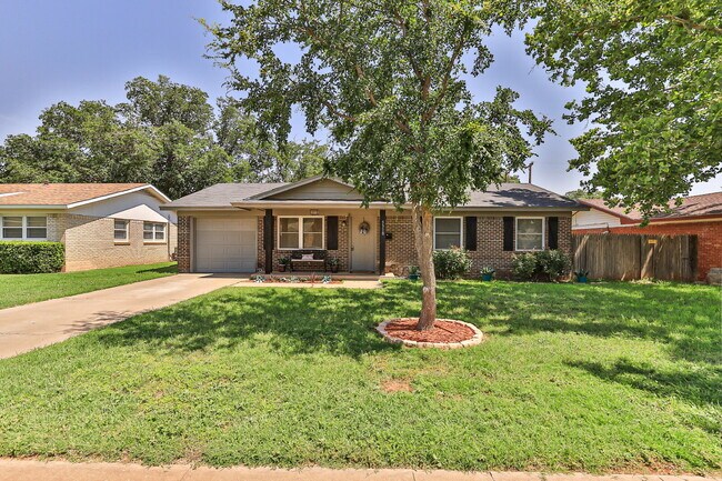Building Photo - Sharp 3 Bedroom in LISD