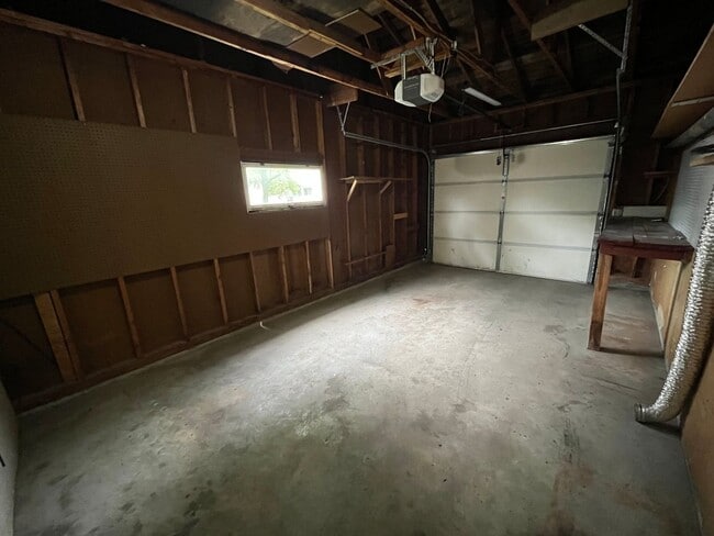 Building Photo - 2 bed 1 bath House