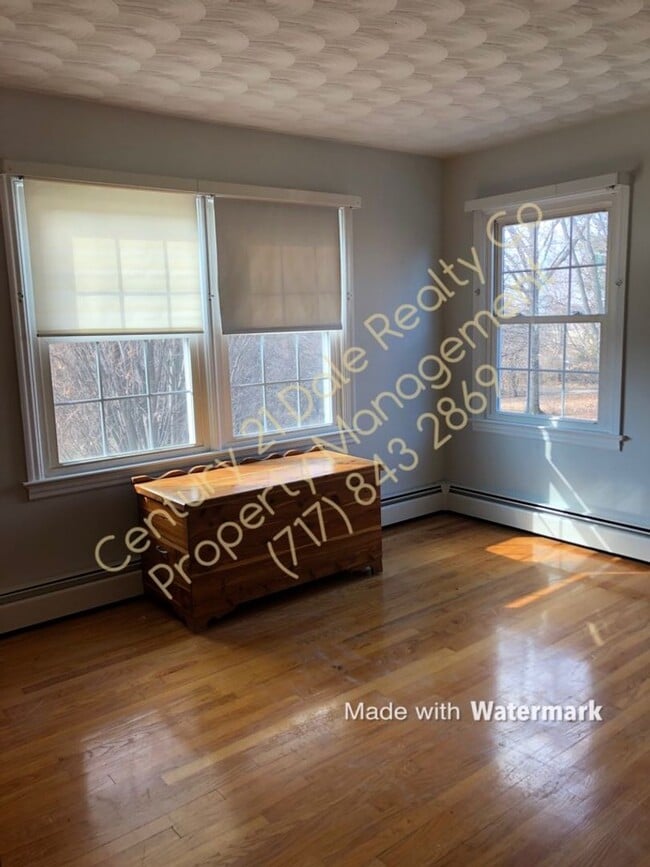 Building Photo - Very Large 3 BR House in North Eastern School District