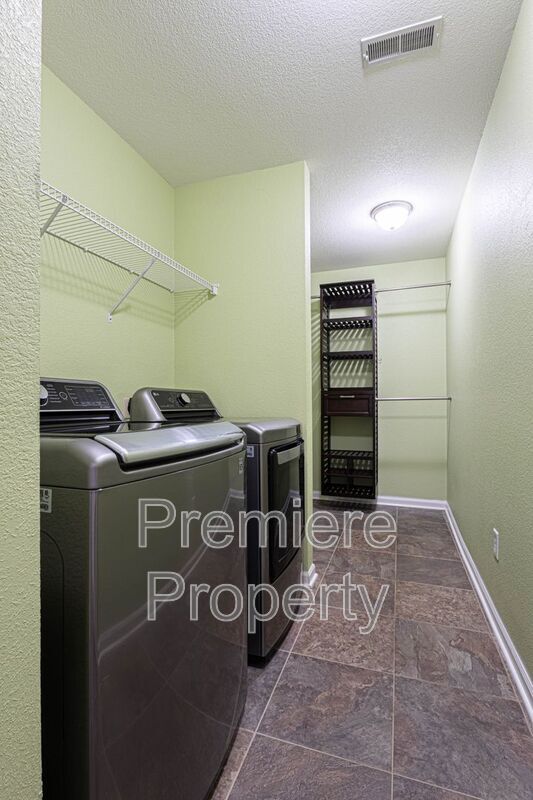 Building Photo - 6102 NE Kensington Dr