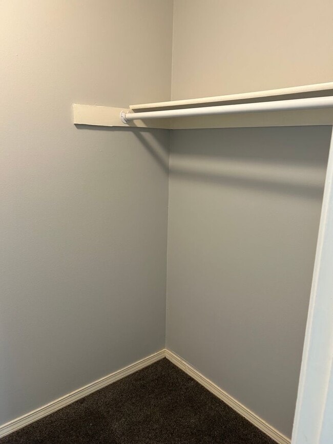 Building Photo - 904 E 5th St