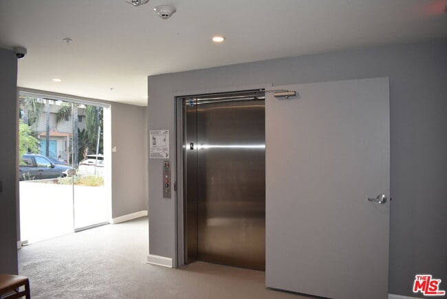 Building Photo - 4504 Colbath Ave