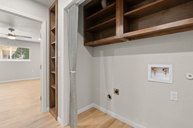 Building Photo - 3 Bed, 2 Bath Duplex (3rd bed is detached)