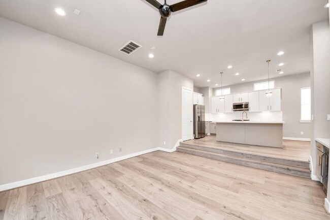 Building Photo - City views, smart layout, and Houston convenience?