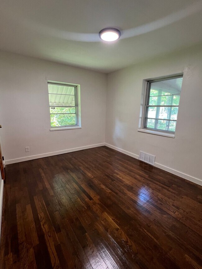 Building Photo - Charming 3-Bedrooms 1 bath with Hardwood F...