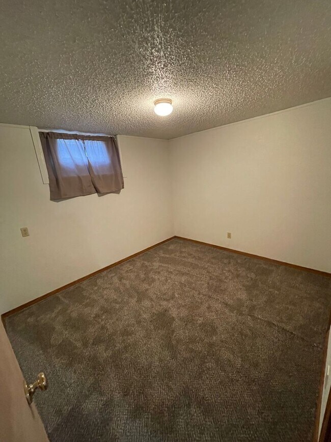 Building Photo - ~ APPLICATIONS PENDING ~ 4 bedroom, 2 bath...