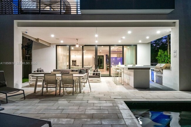 Building Photo - 310 SE 11th Ave