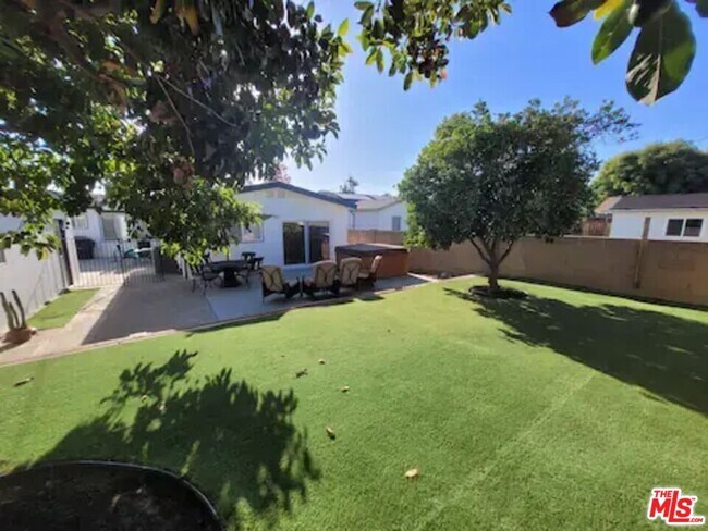 Building Photo - 335 S California St