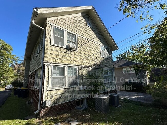 Building Photo - 207 W 51 Terrace