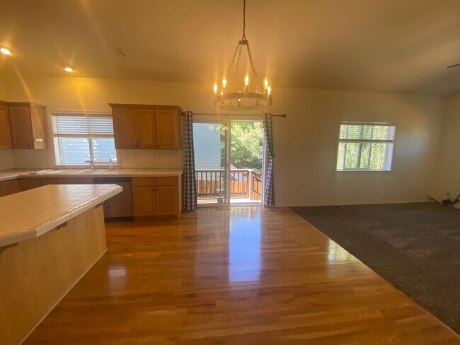 Building Photo - Single Level Charmer, SE Bend Established ...