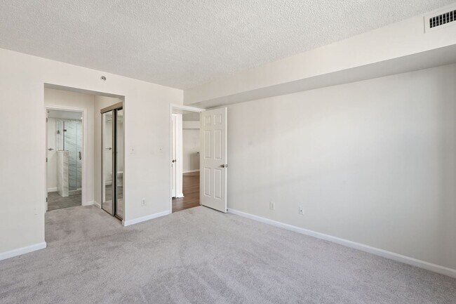 Building Photo - Updated 2BR Condo in Old Town Alexandria - 2 blocks to Metro