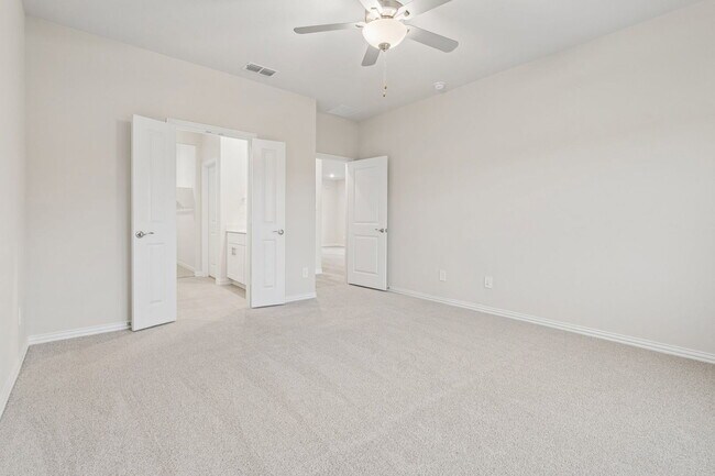 Building Photo - 702 Dotty Dr