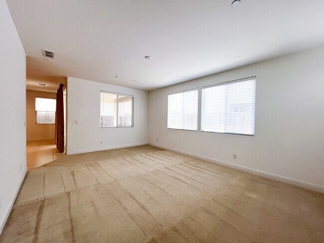 Building Photo - Spacious 4 Bd 3 Bath Home in Elk Grove