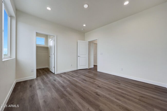 Building Photo - 921 E Desert Ln