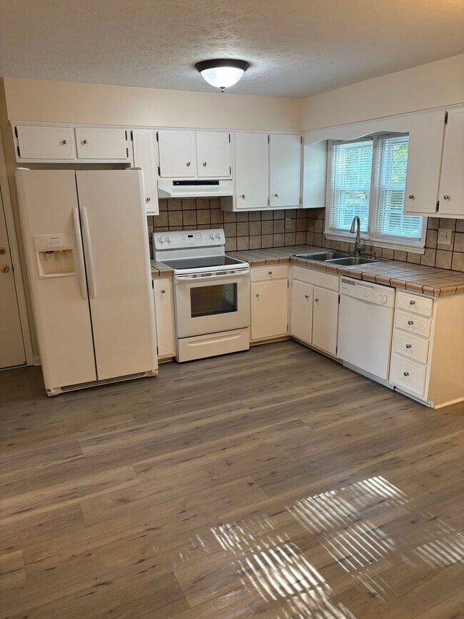 Building Photo - Beautiful 4 Bedroom 2 1/2 Bathroom Home