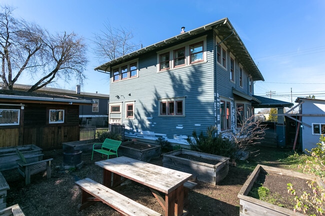 Garden - 718 NE Dekum St