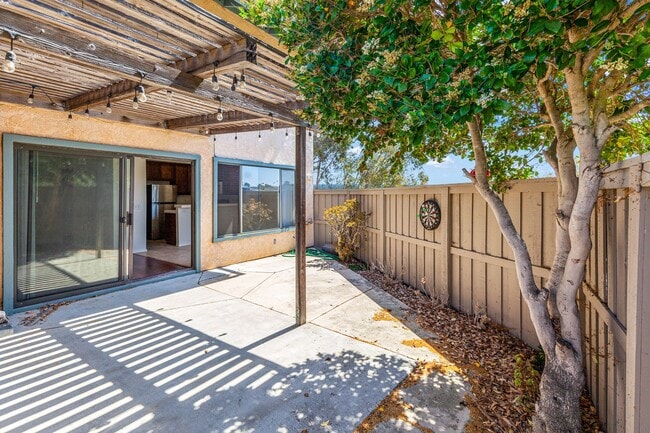 Building Photo - Spacious & Central 3BR/2.5 BA Town Home