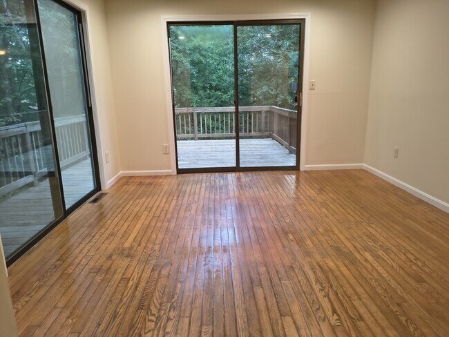 Building Photo - 16 Hundred Oaks Ln