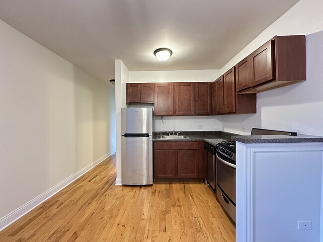 Building Photo - 824 W Cornelia