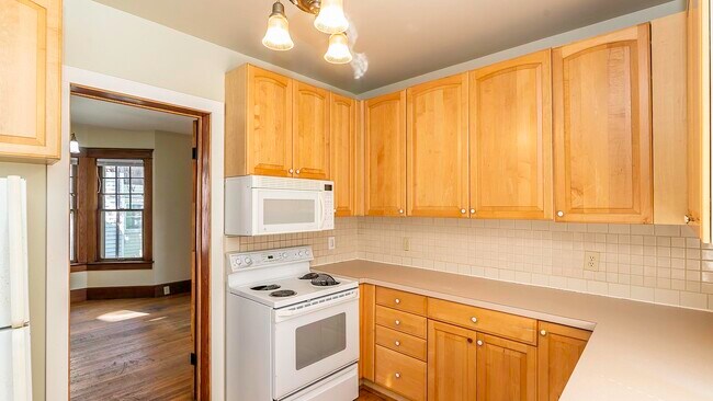 Building Photo - 823 Dewey Ave