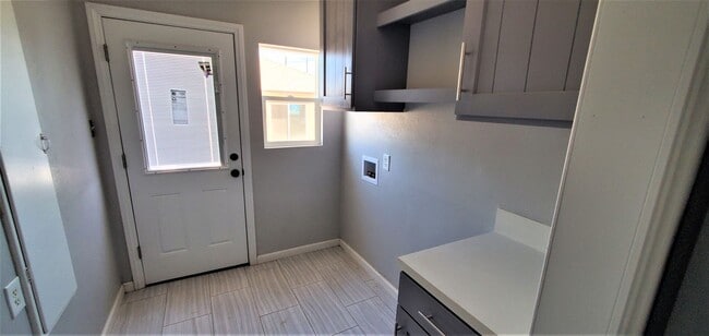 Building Photo - 4 bedrooms and 2 full baths.