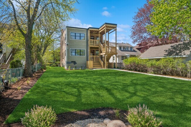 Building Photo - 2755 Eastwood Ave