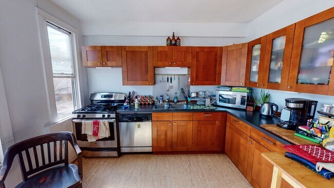 Building Photo - Remodeled 2BR in Victorian | Oversized Living & Dining | Walk to Yale | Massive Walk-In Closet