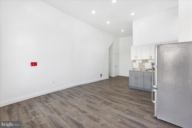 Building Photo - 6940 Woodland Ave