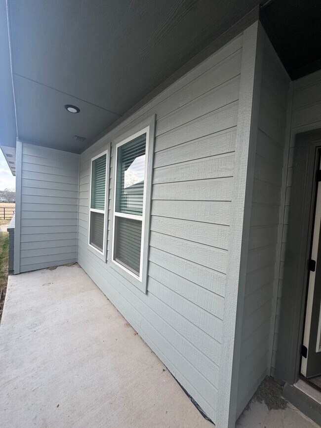 Building Photo - 3/2/2 - FIREPLACE - MUDROOM - GODLEY ISD