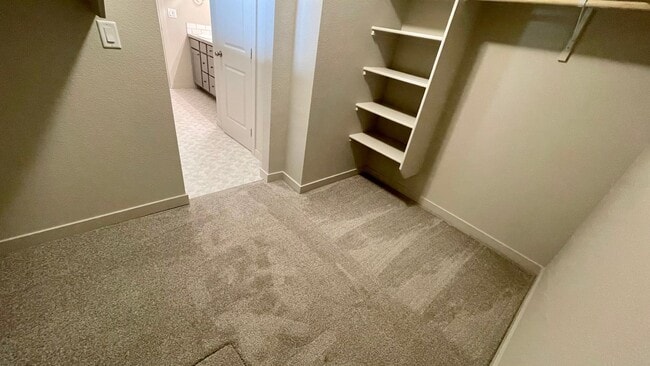 Building Photo - $2,200 / Large 4 bed 2 bath / 3 car garage...