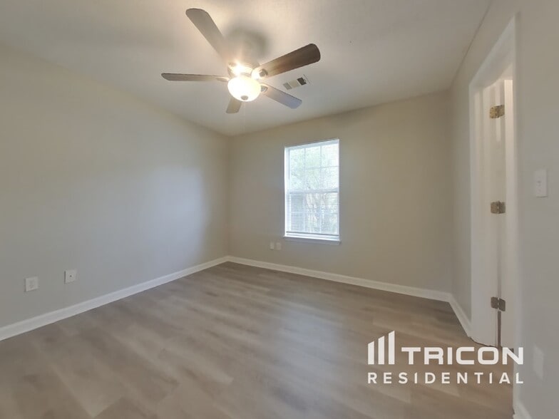 Building Photo - 5665 Chrys St