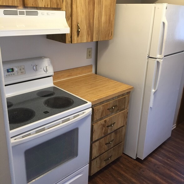 Kitchen w/ newer appliances - 2418 S San Gully Rd