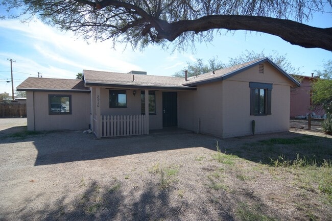 Building Photo - Charming 3 Bedroom 2 Bath House! Central T...