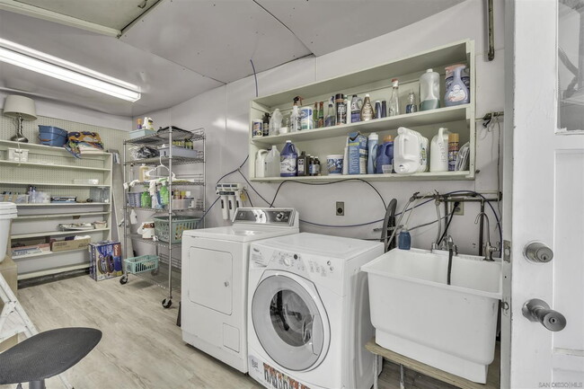 Building Photo - FULLY FURNISHED Mid-Century Modern 3 Bed R...