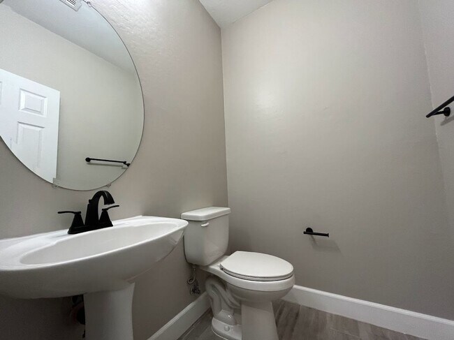 Building Photo - Cozy Cul De Sac house FOR RENT in a GREAT location