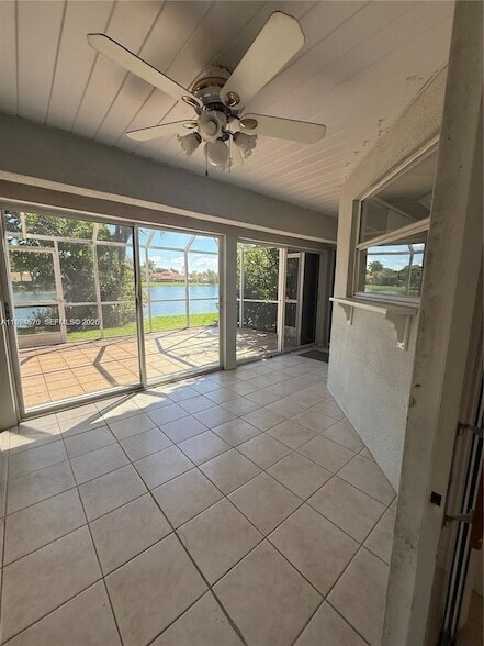 Building Photo - 665 SE 25th Ln