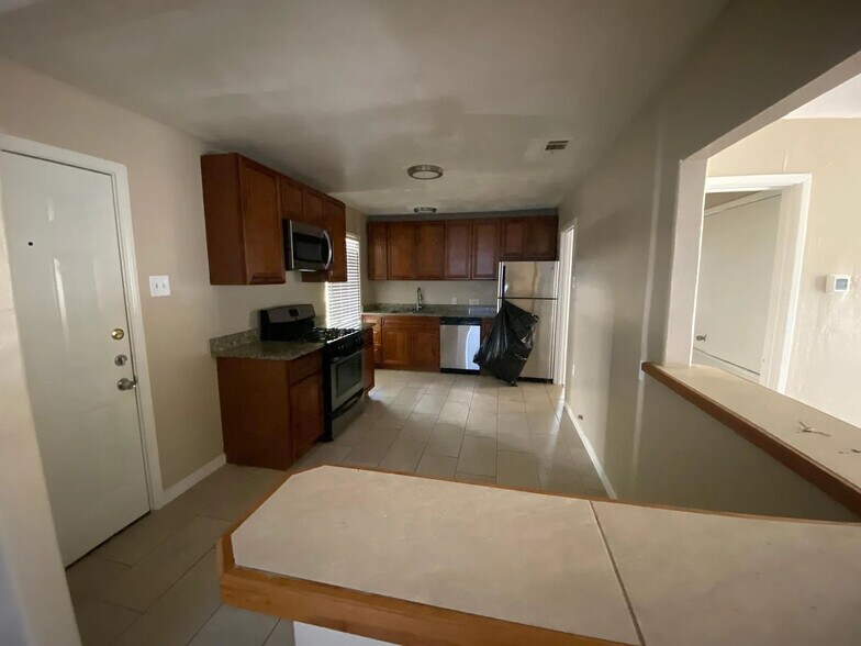 Building Photo - Room in House on Glengariff Dr