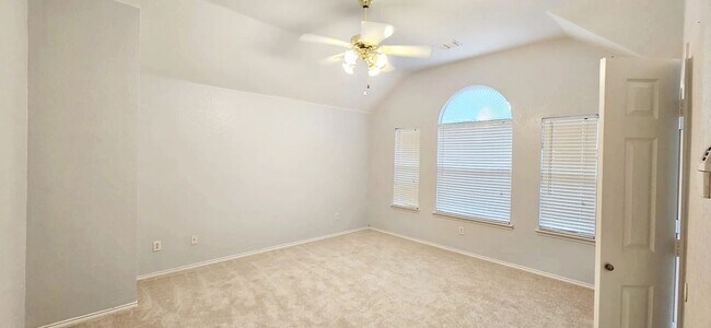 Building Photo - Amazing 4 b+2.5b Single family