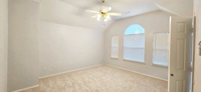 Building Photo - Spacious 2,324 Sqft 4-Bedroom Home with Gr...