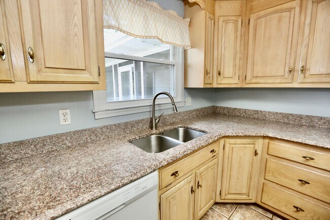 Building Photo - AVAILABLE EARLY MAY, Charming ranch home with front porch in Castle Heights!