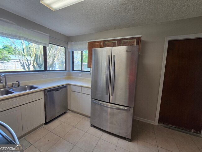 Building Photo - 425 Sunnyside Dr