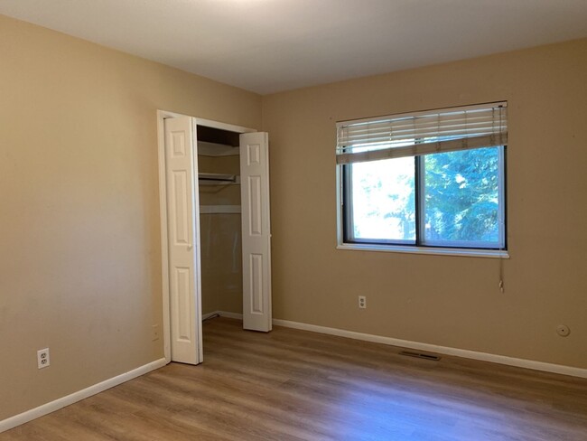 Building Photo - STUDENTS WELCOME! 5 Bedroom 3 Bathroom Bi-...