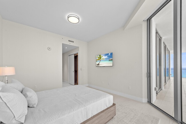 Building Photo - 3100 N Ocean Dr