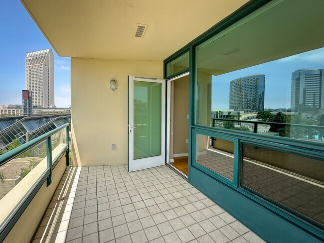Building Photo - Modern 2 Bed, 2 Bath Condo in the Heart of the Marina District