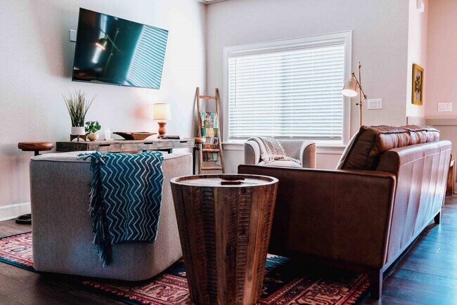 Building Photo - 406 NW Retreat Ln