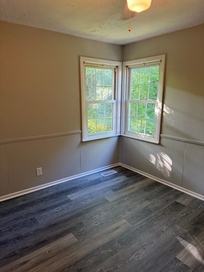 Building Photo - 409 Hazelwood Pike
