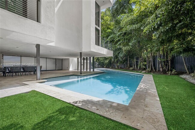 Building Photo - 420 N Hibiscus Dr